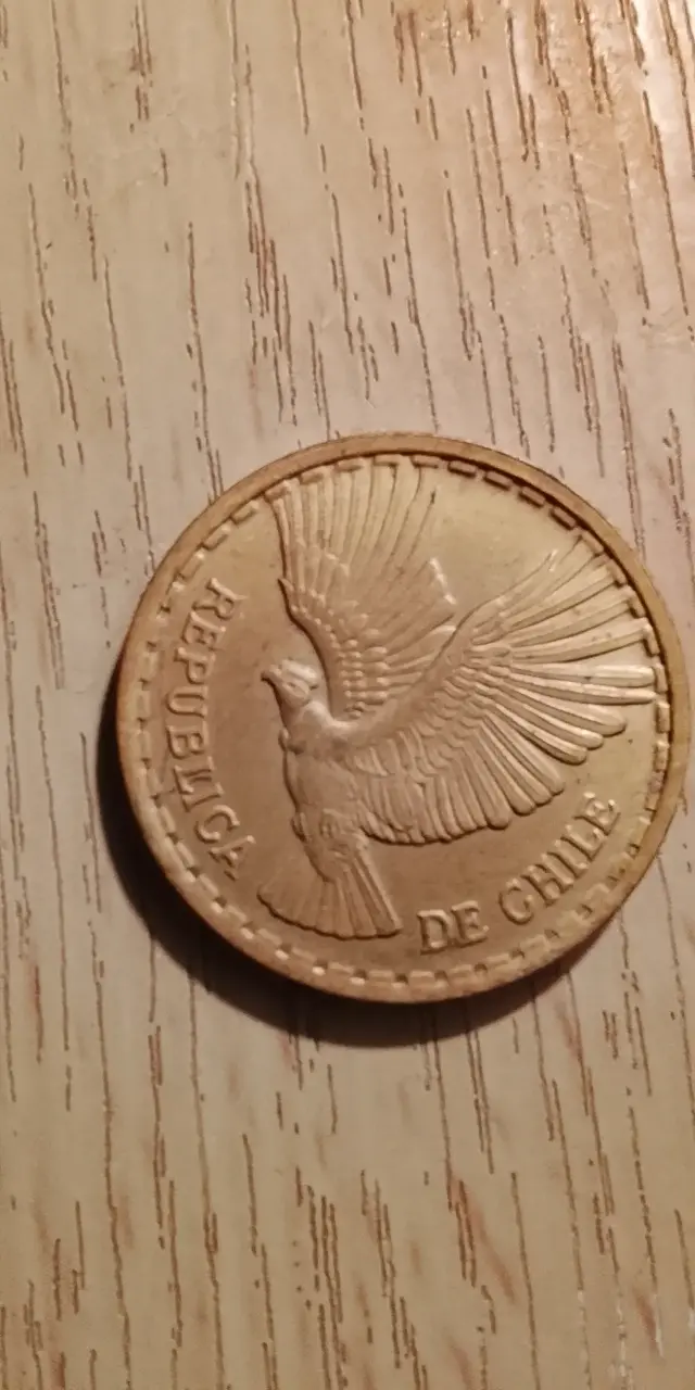 Moneda antigua de Chile con cóndor - 1