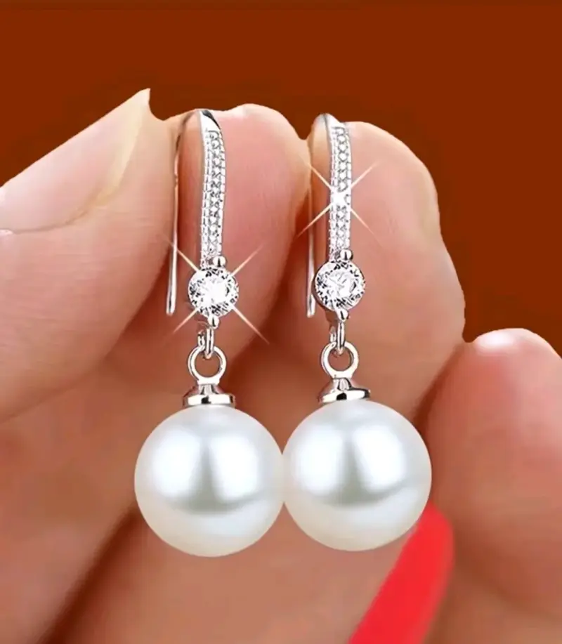 Elegantes aros de perlas y cristales