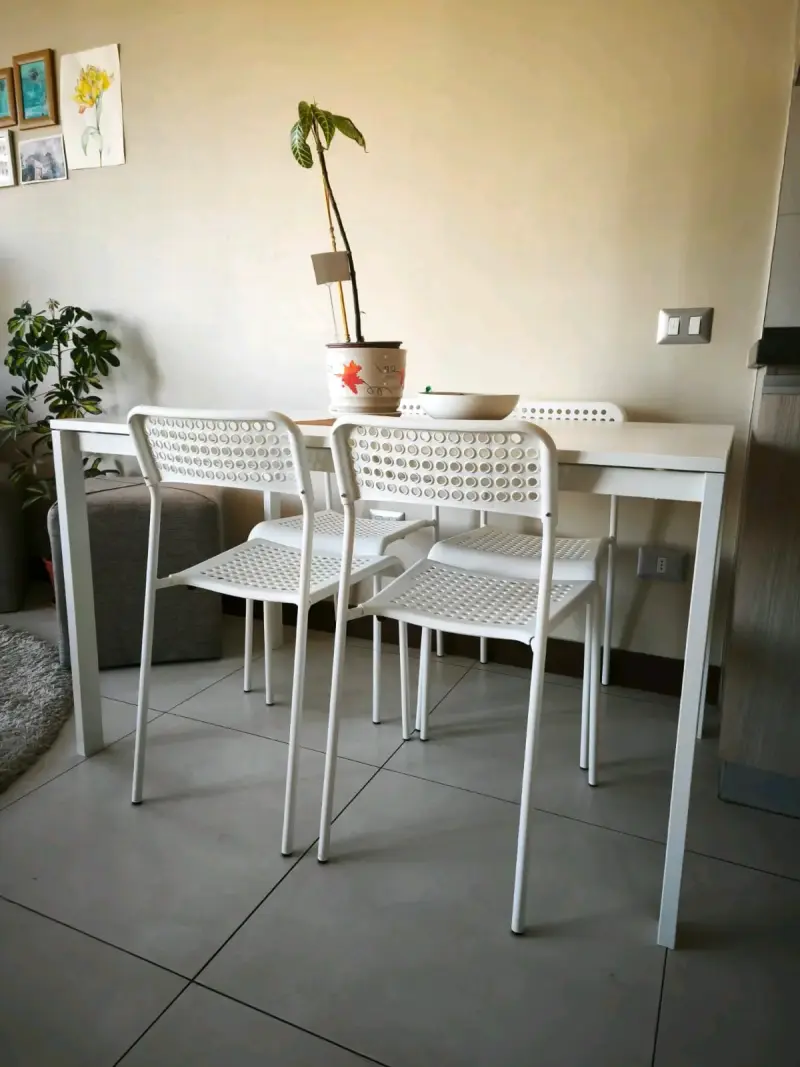 Juego de comedor blanco con mesa y sillas - 1