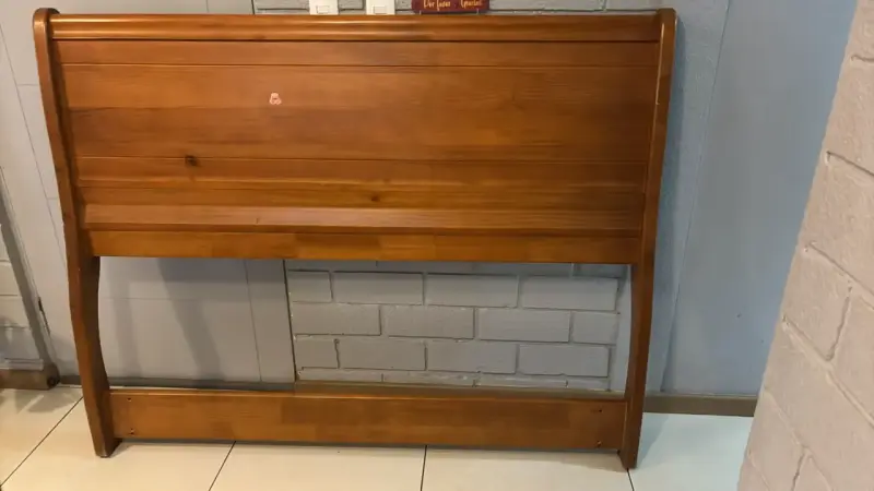 Respaldo de cama de madera en buen estado