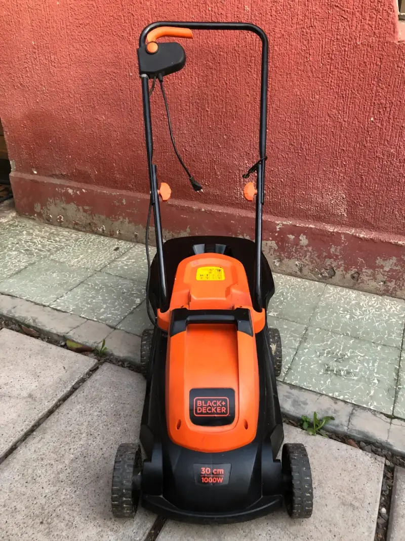 Cortacésped Eléctrico Black+Decker 1000W 30cm - 1