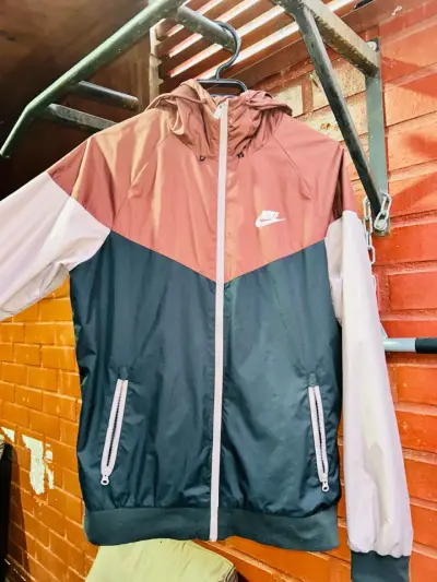 Cortaviento Nike para hombre color marrón y negro - miniatura 1