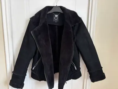Chaqueta negra con piel interior talla 42 - miniatura 1