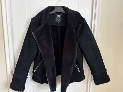 Chaqueta negra con piel interior talla 42 - miniatura 4