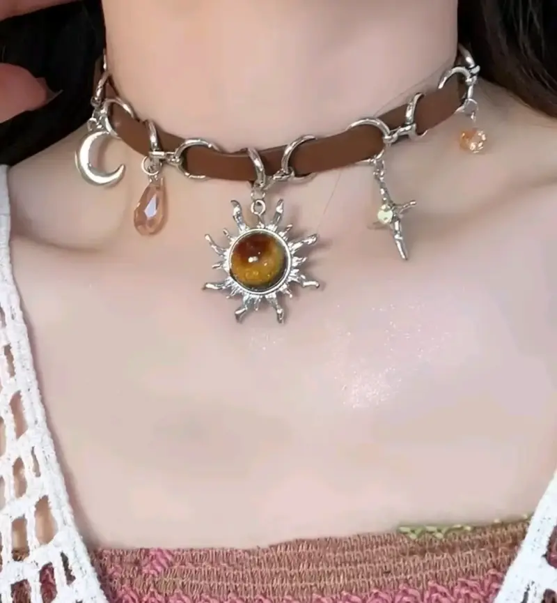 Collar choker con colgantes de sol y luna