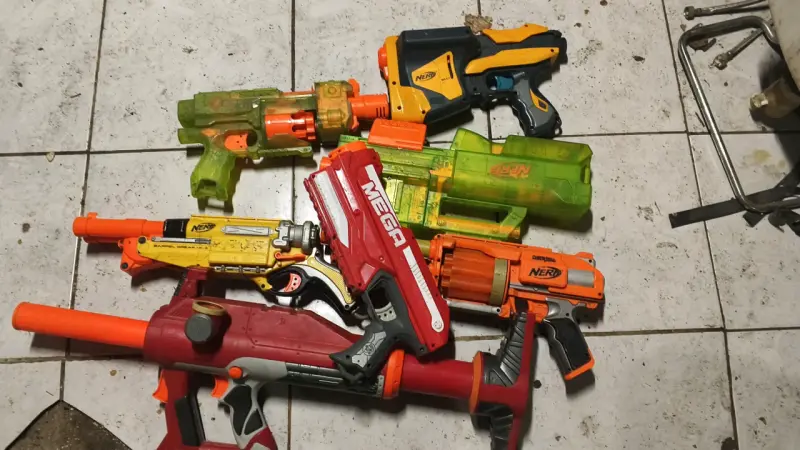 Lote de pistolas Nerf de varios modelos - 1