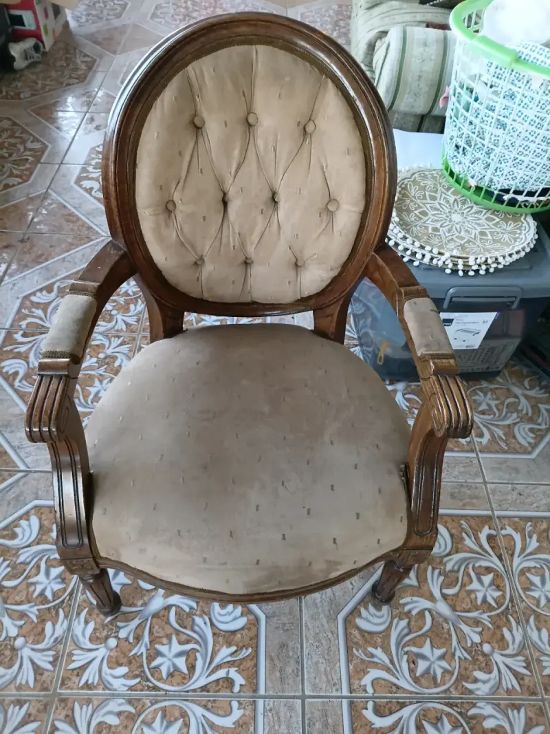 Silla vintage de madera con tapiz beige