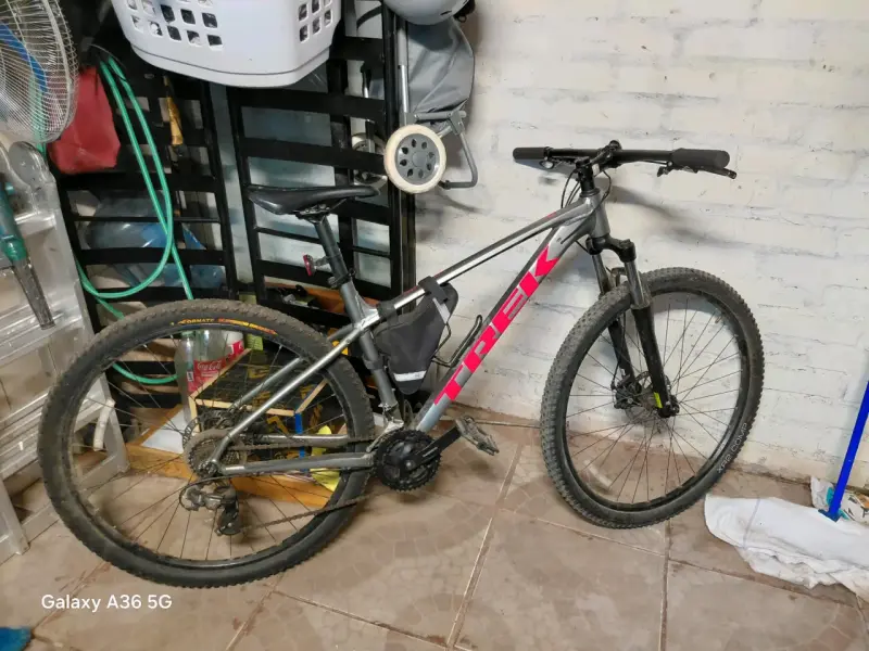Bicicleta de montaña Trek gris con suspensión