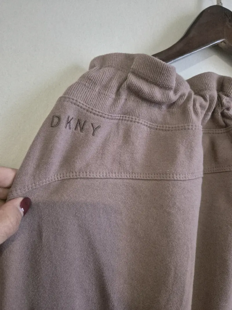 Pantalones deportivos DKNY color rosa para mujer - 3