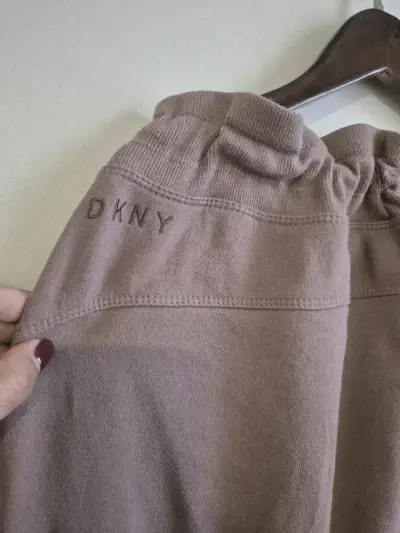 Pantalones deportivos DKNY color rosa para mujer - miniatura 3