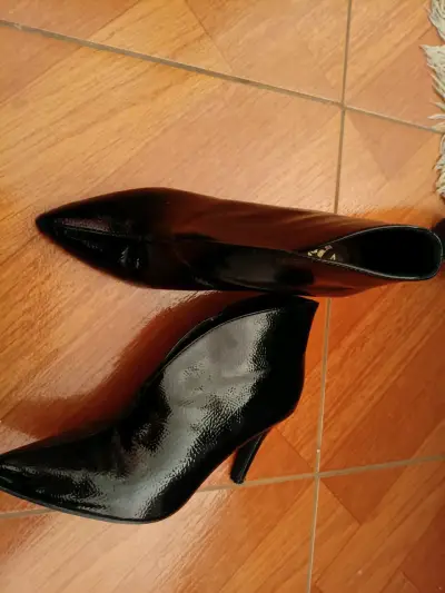 Botines de charol negro con tacón - miniatura 1