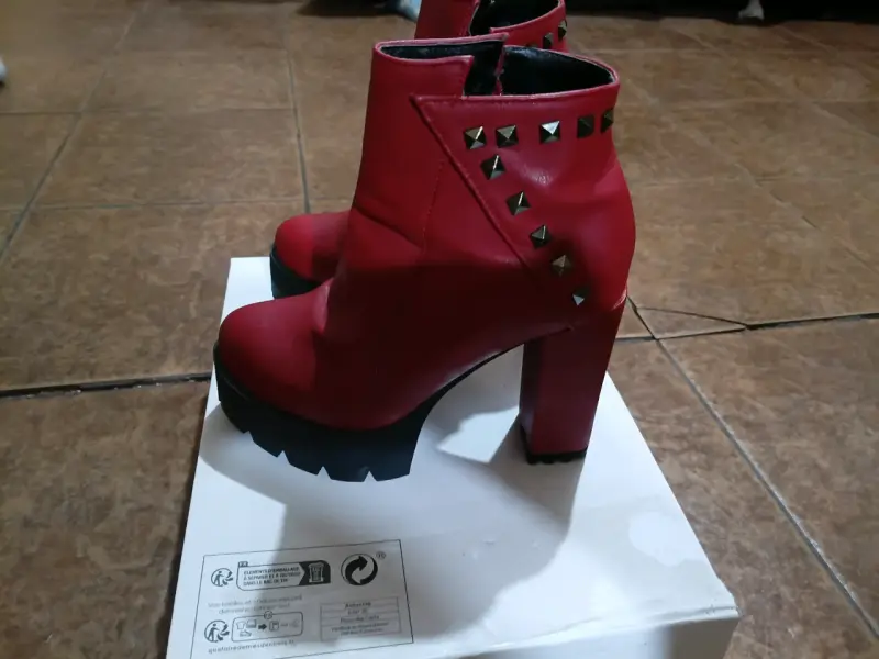 Botines rojos con tachas y tacón alto