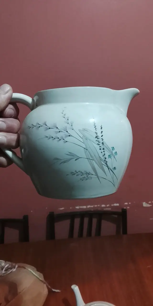Jarra de cerámica con diseño floral