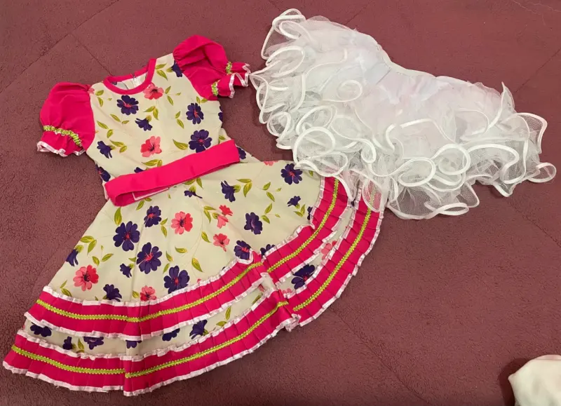 Vestido de niña con flores y capa - 1