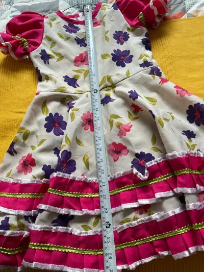 Vestido de niña con flores y capa - miniatura 4