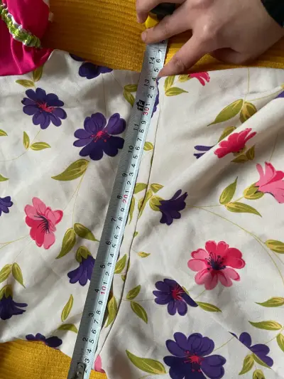 Vestido de niña con flores y capa - miniatura 5