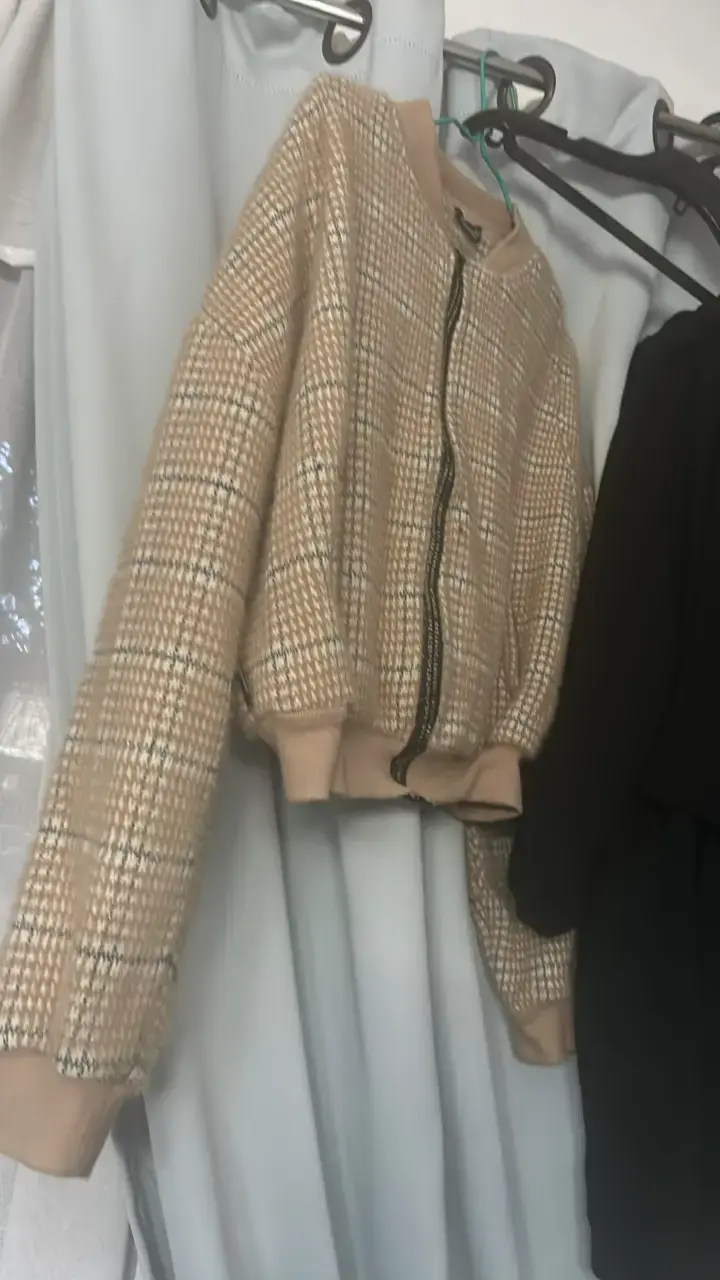 Chaqueta bomber de lana beige a cuadros