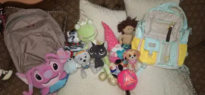 Mochilas y peluches variados en buen estado - miniatura 1