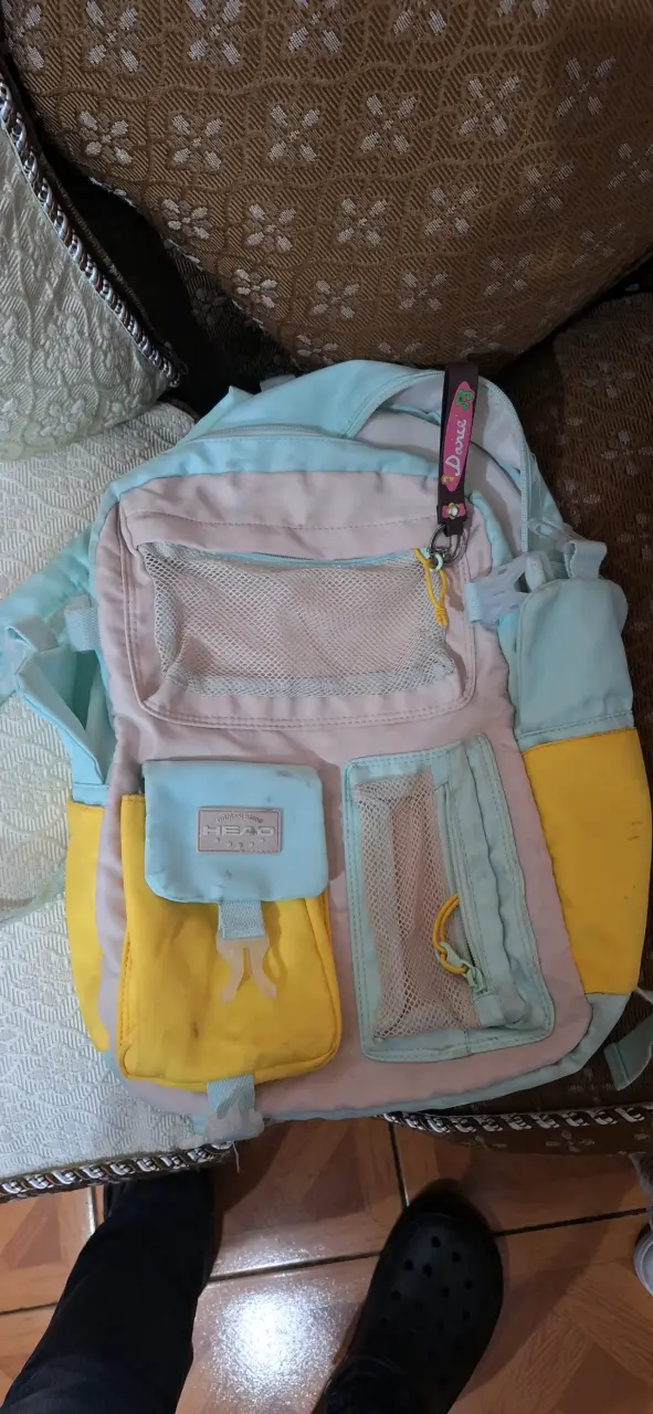 Mochilas y peluches variados en buen estado - 3