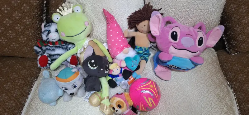 Mochilas y peluches variados en buen estado - 4