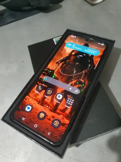Samsung Galaxy Z Flip 4 en buen estado - miniatura 1