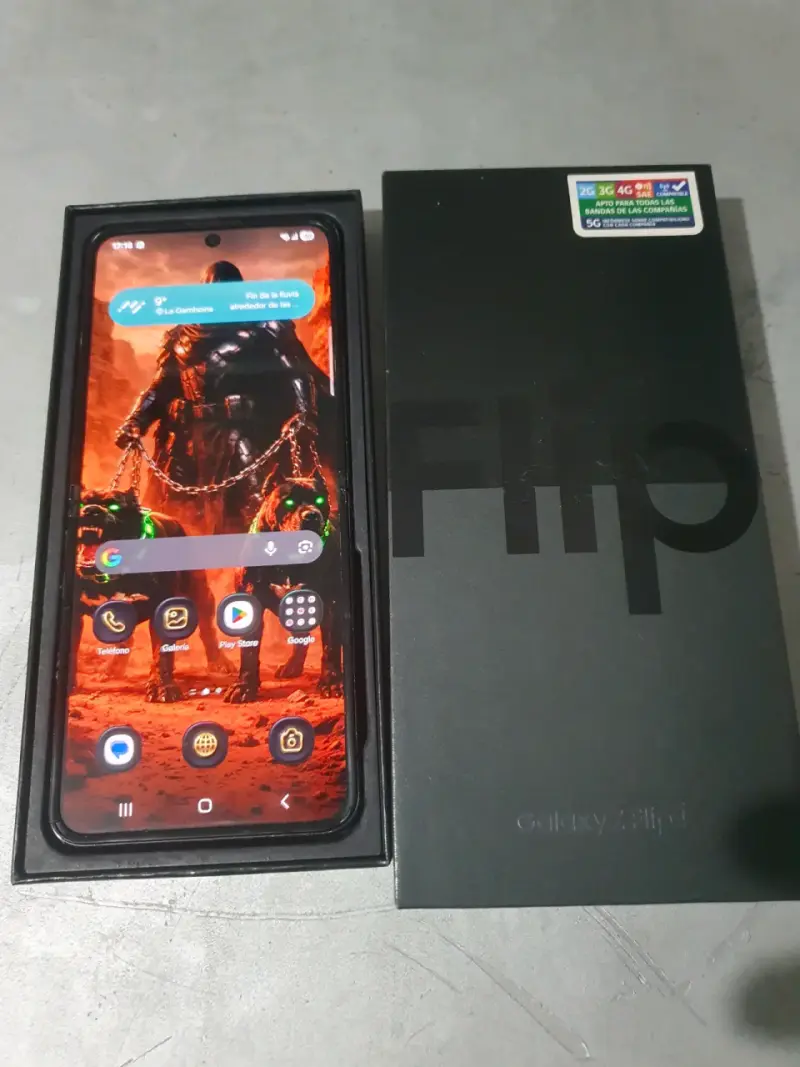 Samsung Galaxy Z Flip 4 en buen estado - 2