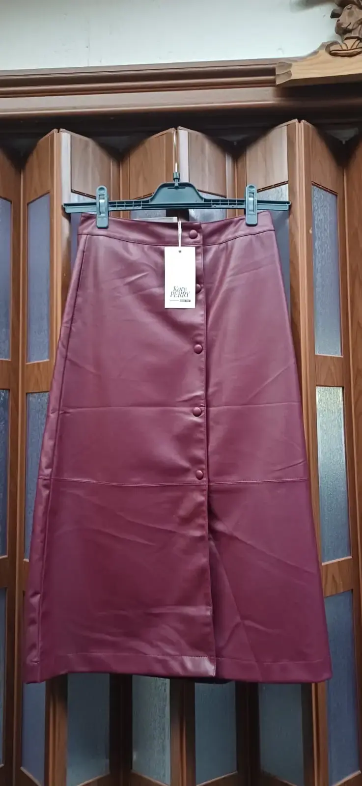 Falda midi de cuero sintético burdeos