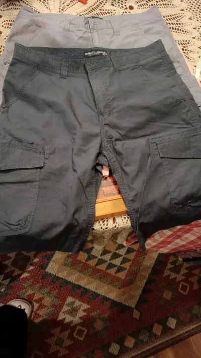 Shorts cargo para hombre en colores gris y azul - miniatura 1