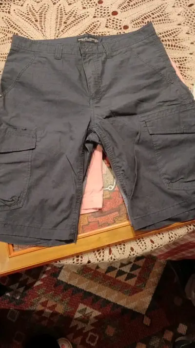 Shorts cargo para hombre en colores gris y azul - miniatura 2