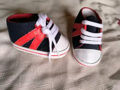 Zapatillas para bebé azul y rojo con cordones - miniatura 1