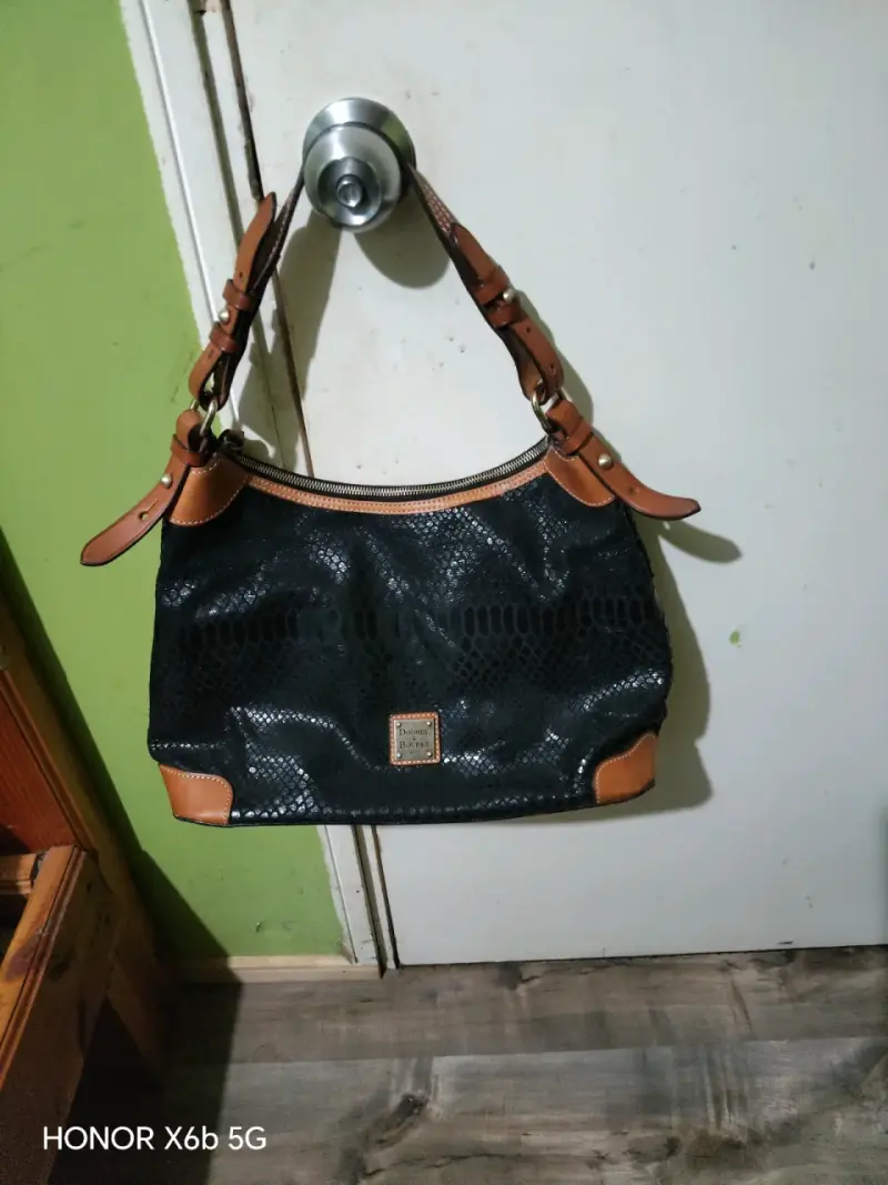 Bolso de cuero negro con detalles marrones - 1