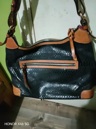 Bolso de cuero negro con detalles marrones - miniatura 3