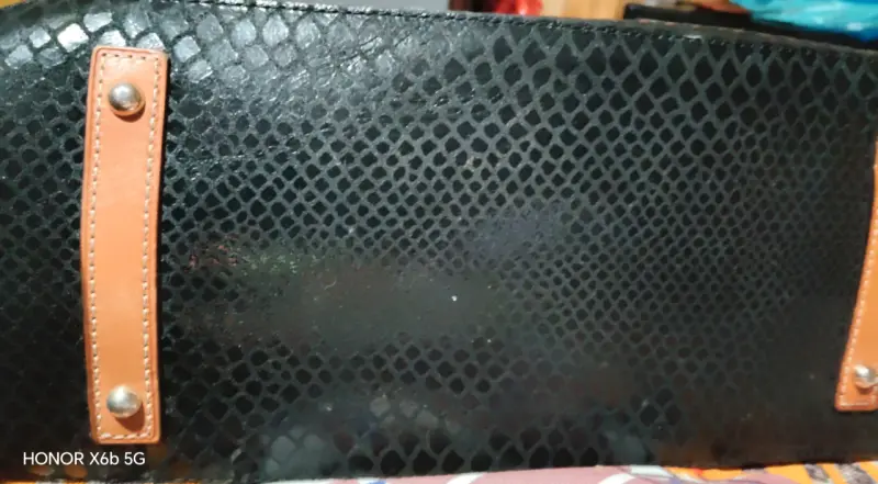 Bolso de cuero negro con detalles marrones - 4