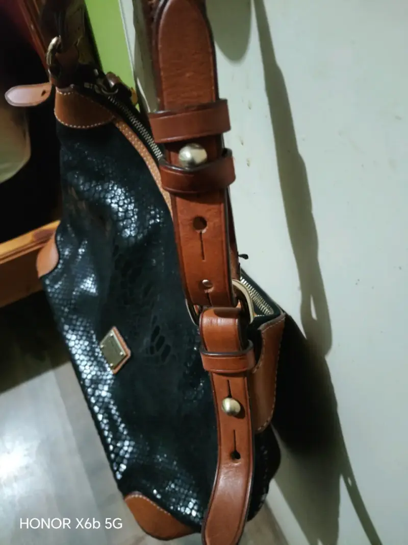 Bolso de cuero negro con detalles marrones - 5