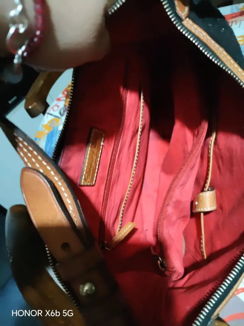 Bolso de cuero negro con detalles marrones - 6