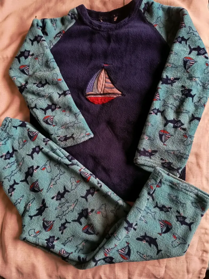 Pijama infantil con diseño de barco y tiburones