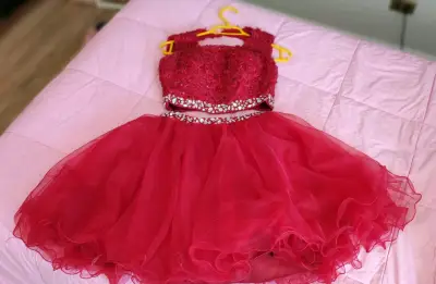 Vestido de fiesta rojo con encaje y pedrería - miniatura 1