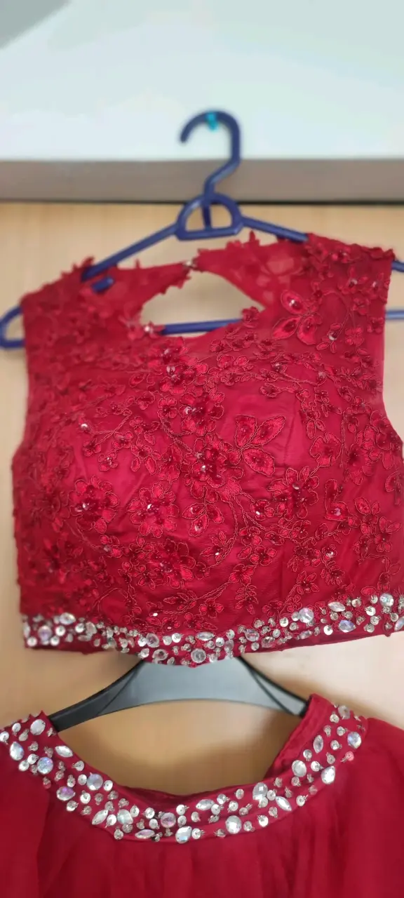 Vestido de fiesta rojo con encaje y pedrería - 2