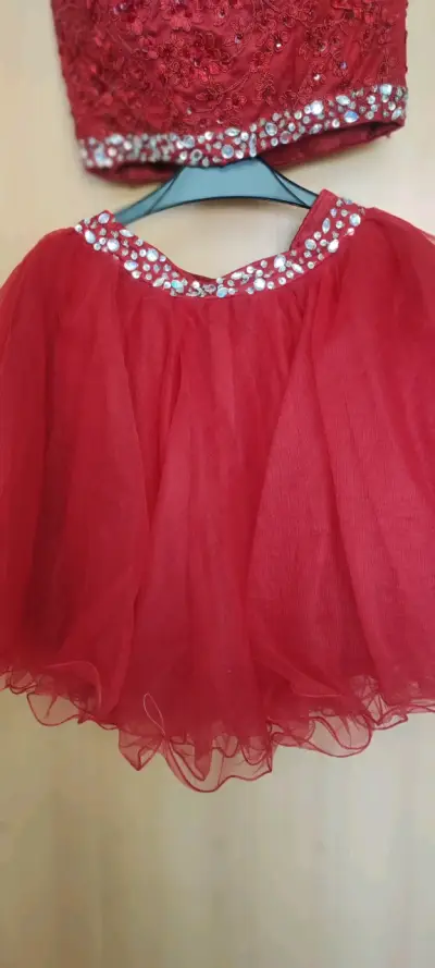 Vestido de fiesta rojo con encaje y pedrería - miniatura 3