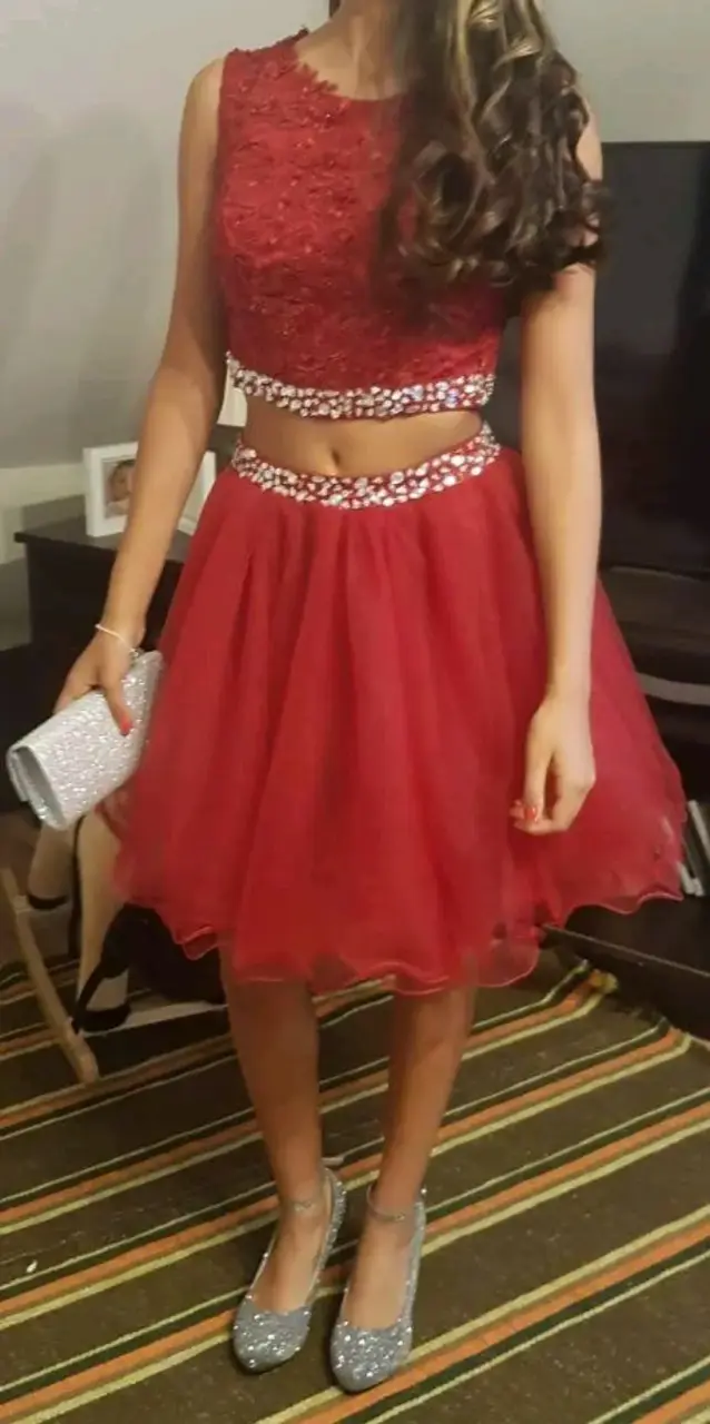 Vestido de fiesta rojo con encaje y pedrería - 5