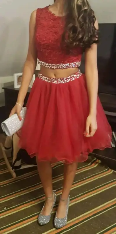 Vestido de fiesta rojo con encaje y pedrería - miniatura 5