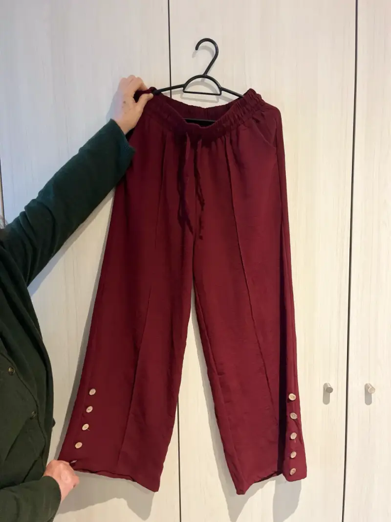 Pantalones burdeos con botones decorativos