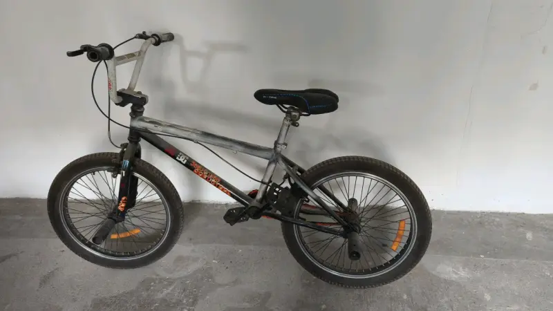 Bicicleta BMX con diseño deportivo - 1