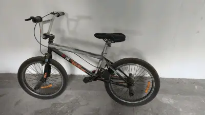 Bicicleta BMX  con diseño deportivo - miniatura 1