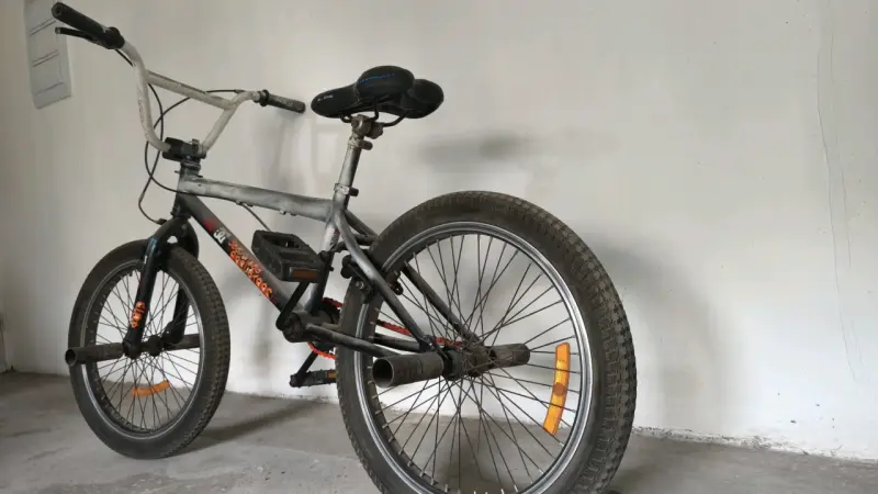 Bicicleta BMX con diseño deportivo - 2
