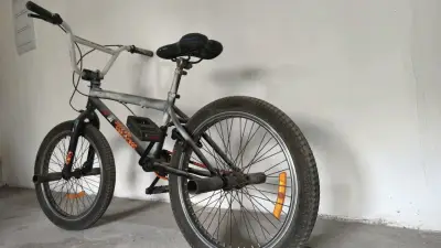 Bicicleta BMX  con diseño deportivo - miniatura 2
