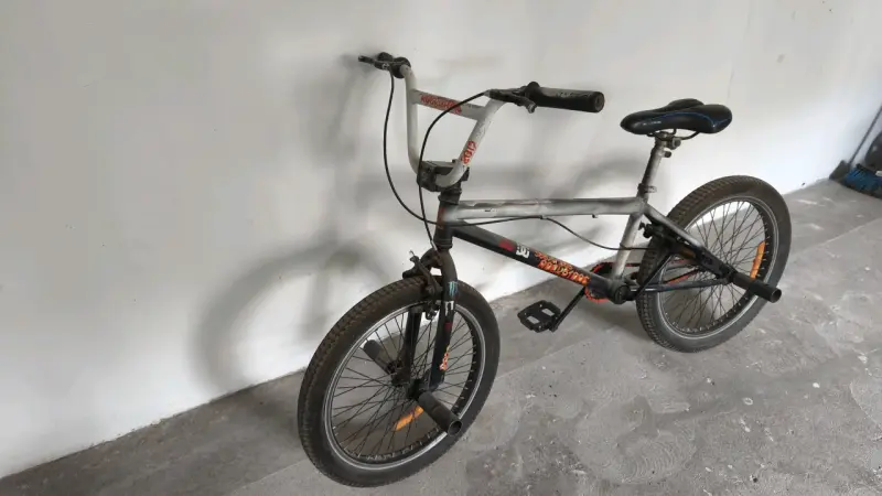 Bicicleta BMX con diseño deportivo - 3