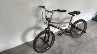 Bicicleta BMX  con diseño deportivo - miniatura 3