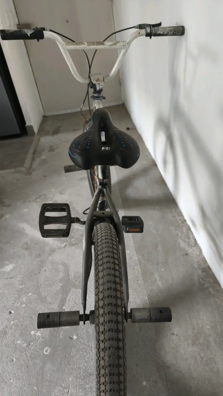 Bicicleta BMX con diseño deportivo - 5