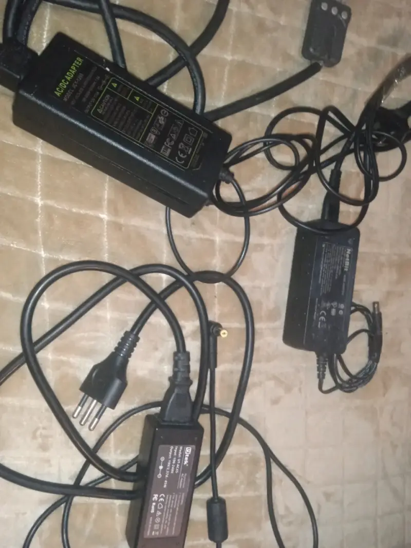 Cargadores de laptop variados en buen estado - 1